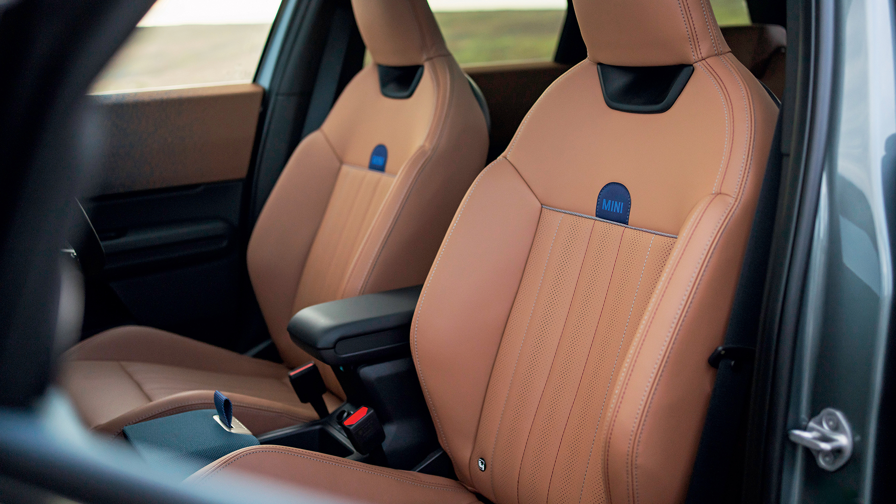 Mini Countryman side–view of front seats.jpg