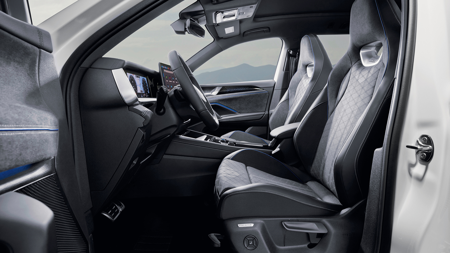 Side-view of VW Tayron front seats.jpg