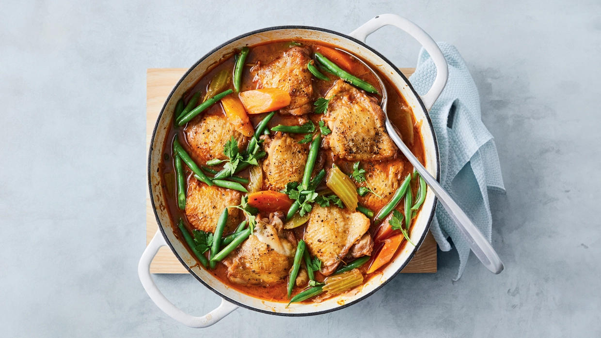 Photo of the one-pot chicken and vegetable stew in a bowl 